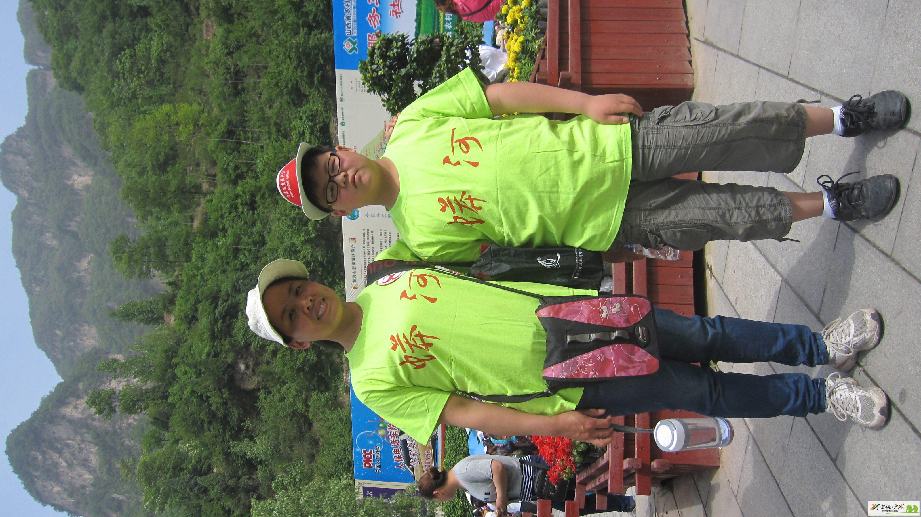 一对母子驴友合影
