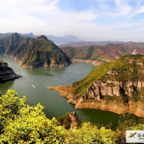 桃花映红三峡春水